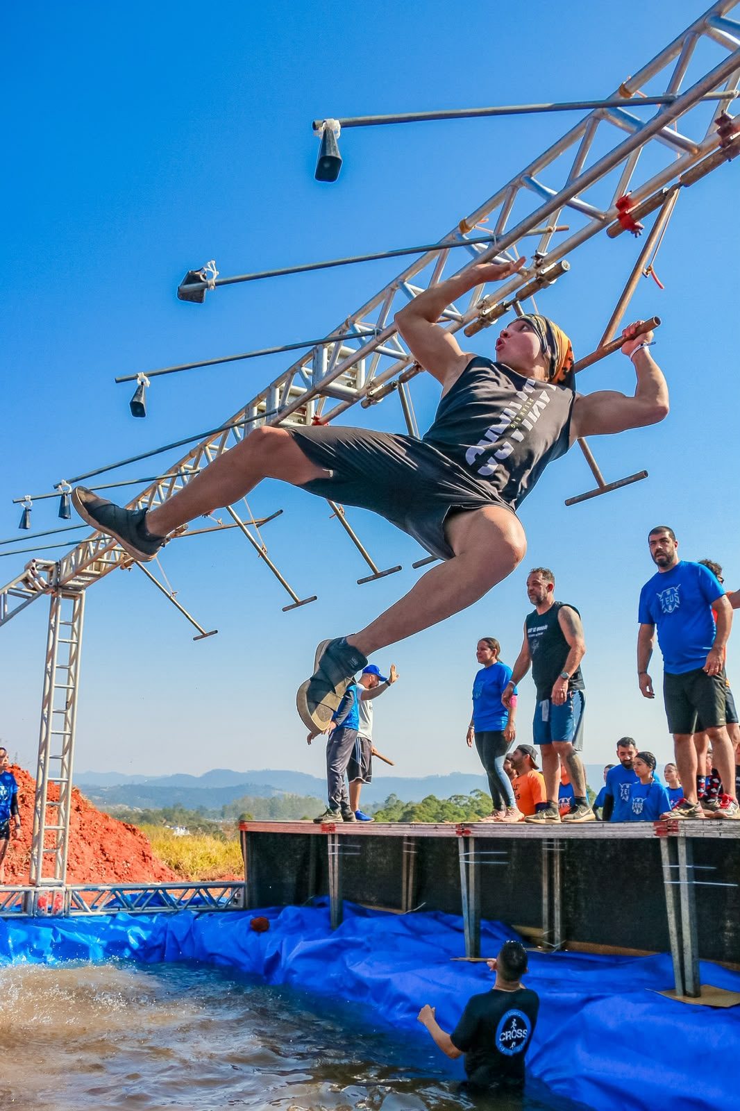 Cauê Aquino numa corrida de obstáculos