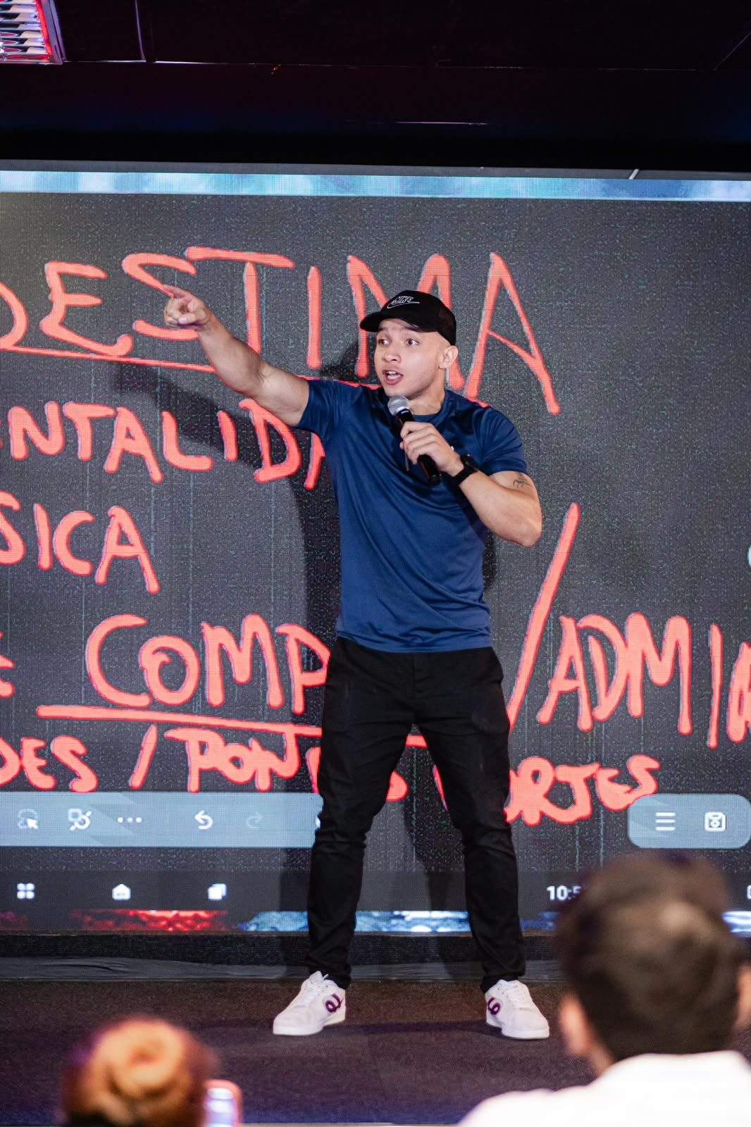 Cauê Aquino falando no palco
